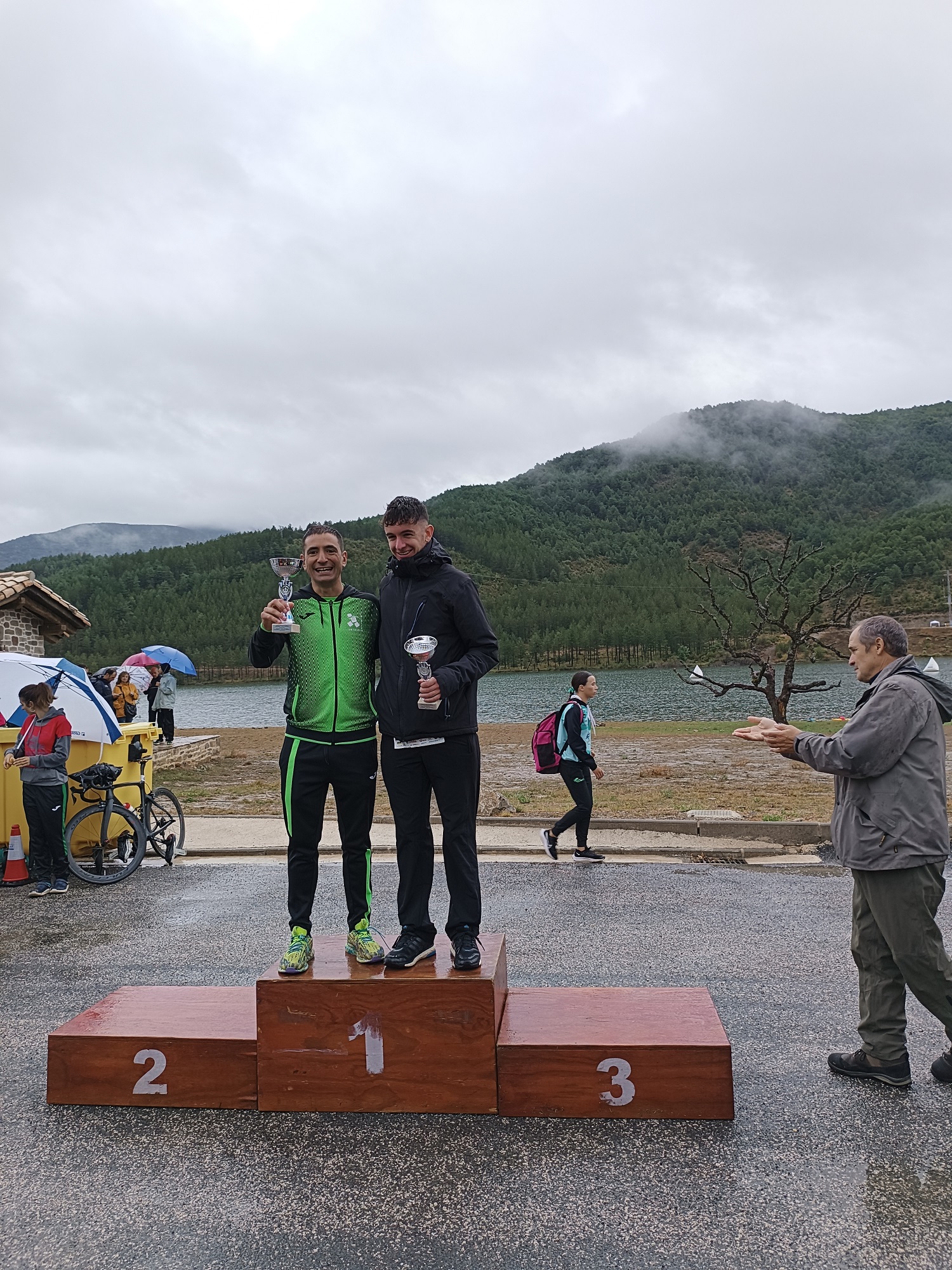 Jornada matinal de triatlón pasada por agua (Nagore 2023)